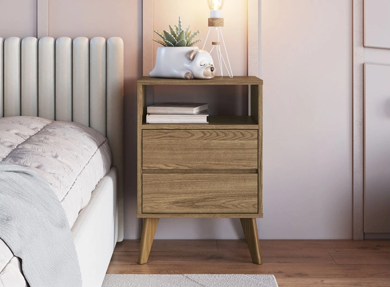 Mesa de luz con cajones, estante inferior y patas elevadas, diseñada para aportar organizacion, funcionalidad y estilo al dormitorio. Ideal para guardar objetos personales, libros y accesorios, complementando la decoracion de cualquier espacio con un diseño practico y moderno.