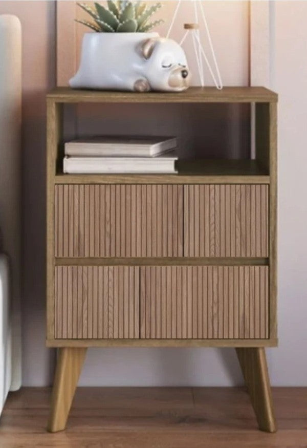Mesa de luz con cajones, estante inferior y patas elevadas, diseñada para aportar organizacion, funcionalidad y estilo al dormitorio. Ideal para guardar objetos personales, libros y accesorios, complementando la decoracion de cualquier espacio con un diseño practico y moderno.