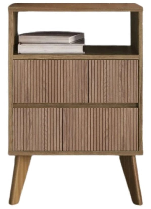 Mesa de luz con cajones, estante inferior y patas elevadas, diseñada para aportar organizacion, funcionalidad y estilo al dormitorio. Ideal para guardar objetos personales, libros y accesorios, complementando la decoracion de cualquier espacio con un diseño practico y moderno.