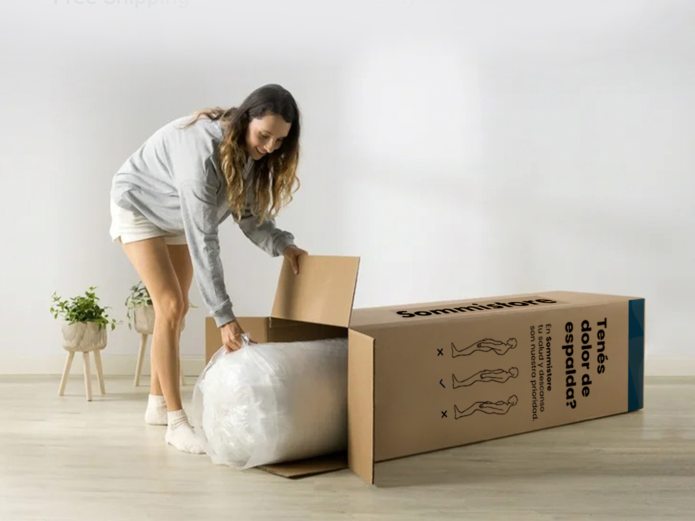 Mujer sacando de la caja un Colchón + Sommier Ortopédico CoolMax