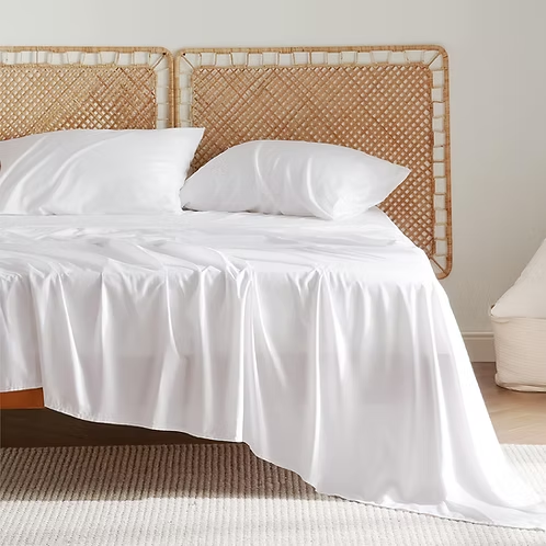 Dormitorio moderno equipado con sábanas de bambú orgánico que aportan confort y elegancia.