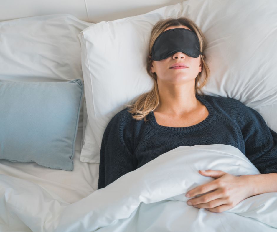 sueño en cada etapa de la vida, mujer durmiendo con los ojos tapados