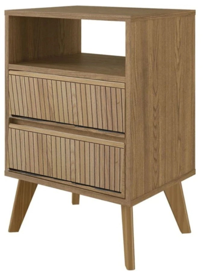 Mesa de luz con cajones, estante inferior y patas elevadas, diseñada para aportar organizacion, funcionalidad y estilo al dormitorio. Ideal para guardar objetos personales, libros y accesorios, complementando la decoracion de cualquier espacio con un diseño practico y moderno.