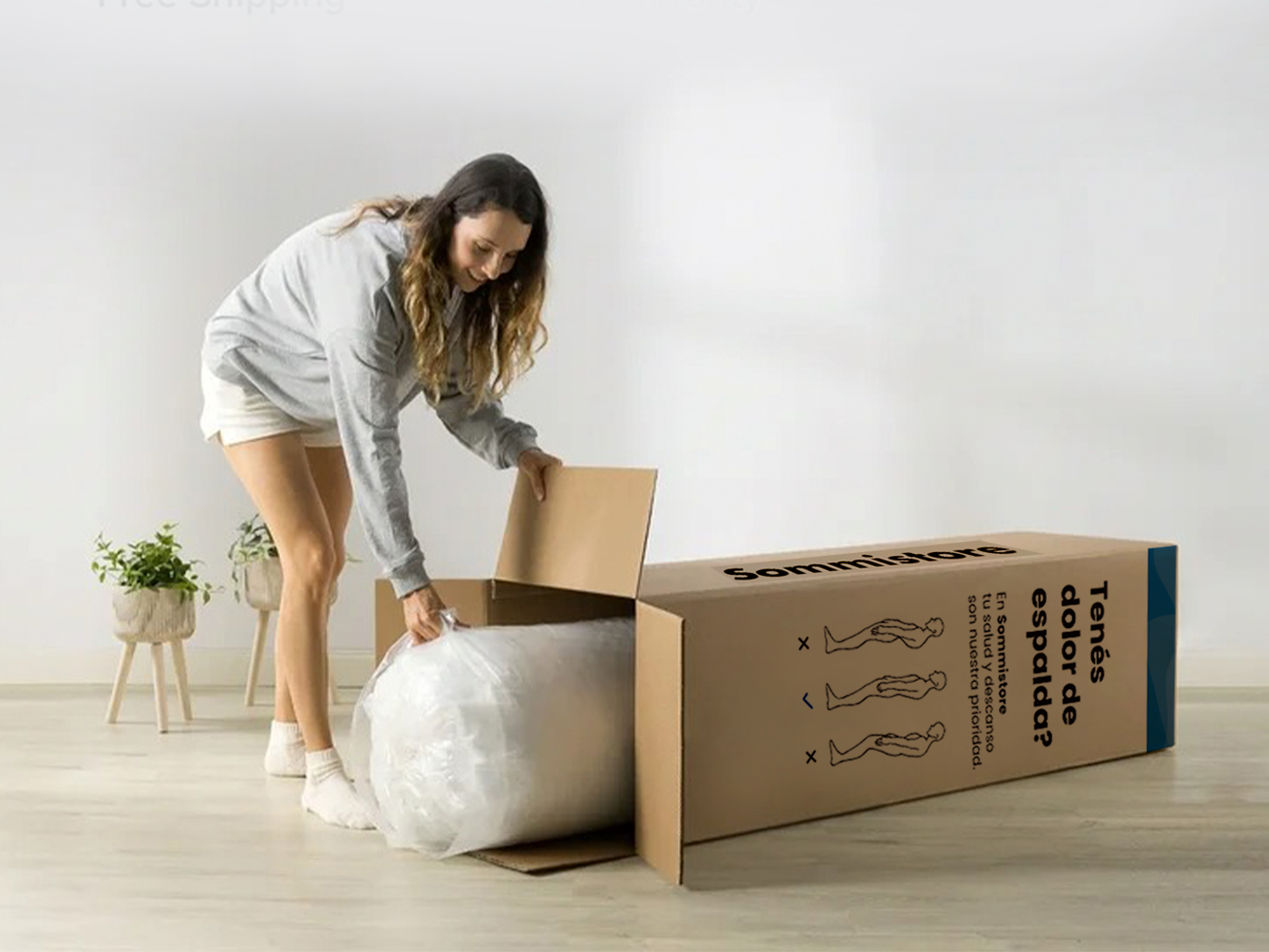 Mujer sacando los colchones en caja sommistore en Montevideo, Uruguay.