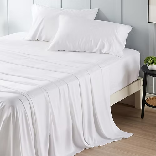 Dormitorio moderno equipado con sábanas de bambú orgánico que aportan confort y elegancia.