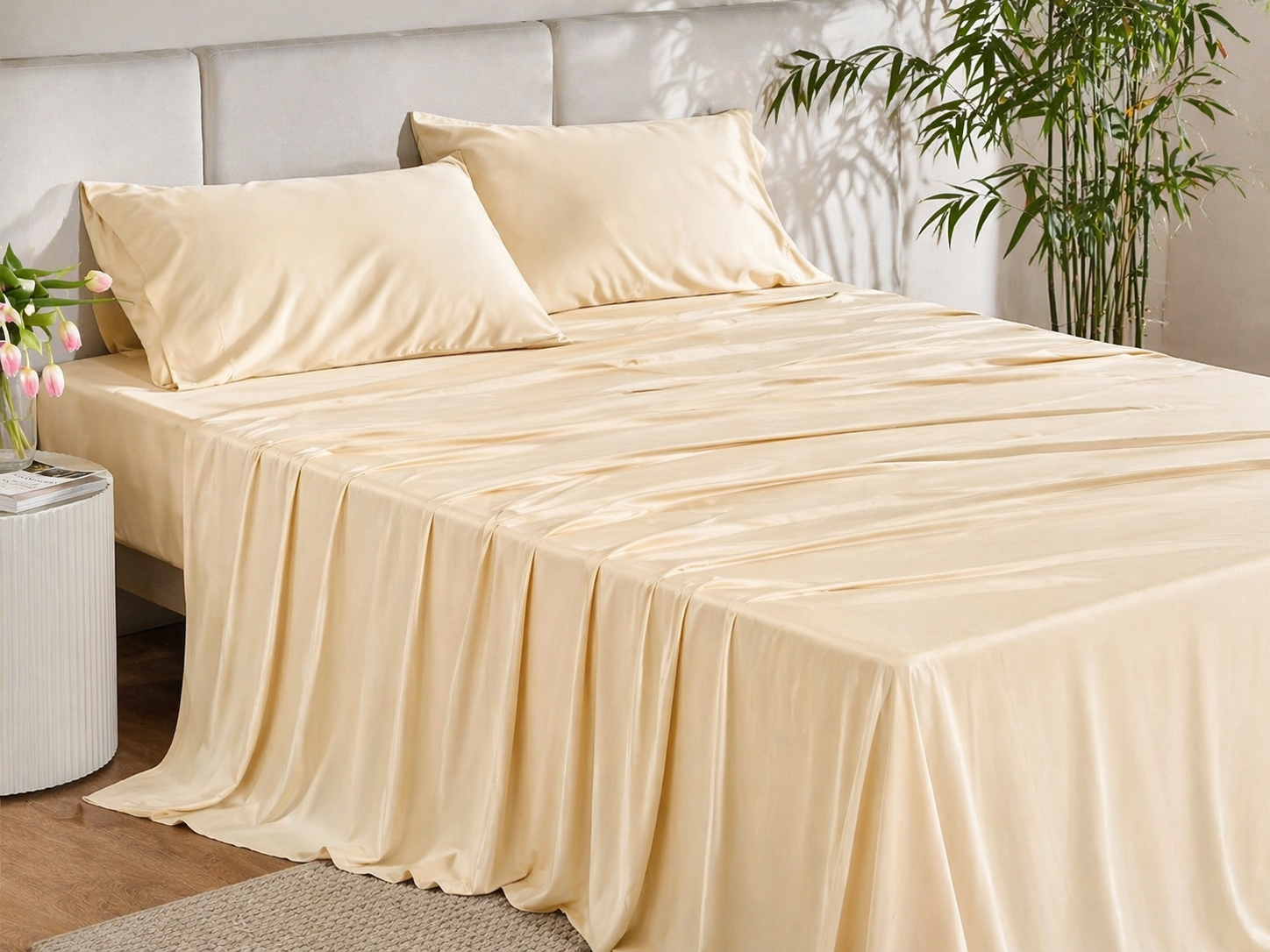 Cama vestida con sábanas de bambú orgánico de textura suave y aspecto elegante.